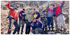 Uttar Pradesh News: उत्तराखंड: 4 दिन में 60 किलोमीटर पैदल यात्रा कर रूपकुंड पहुंचे ये DM, इस जगह पर मिले थे 10 फ़ीट लम्बे